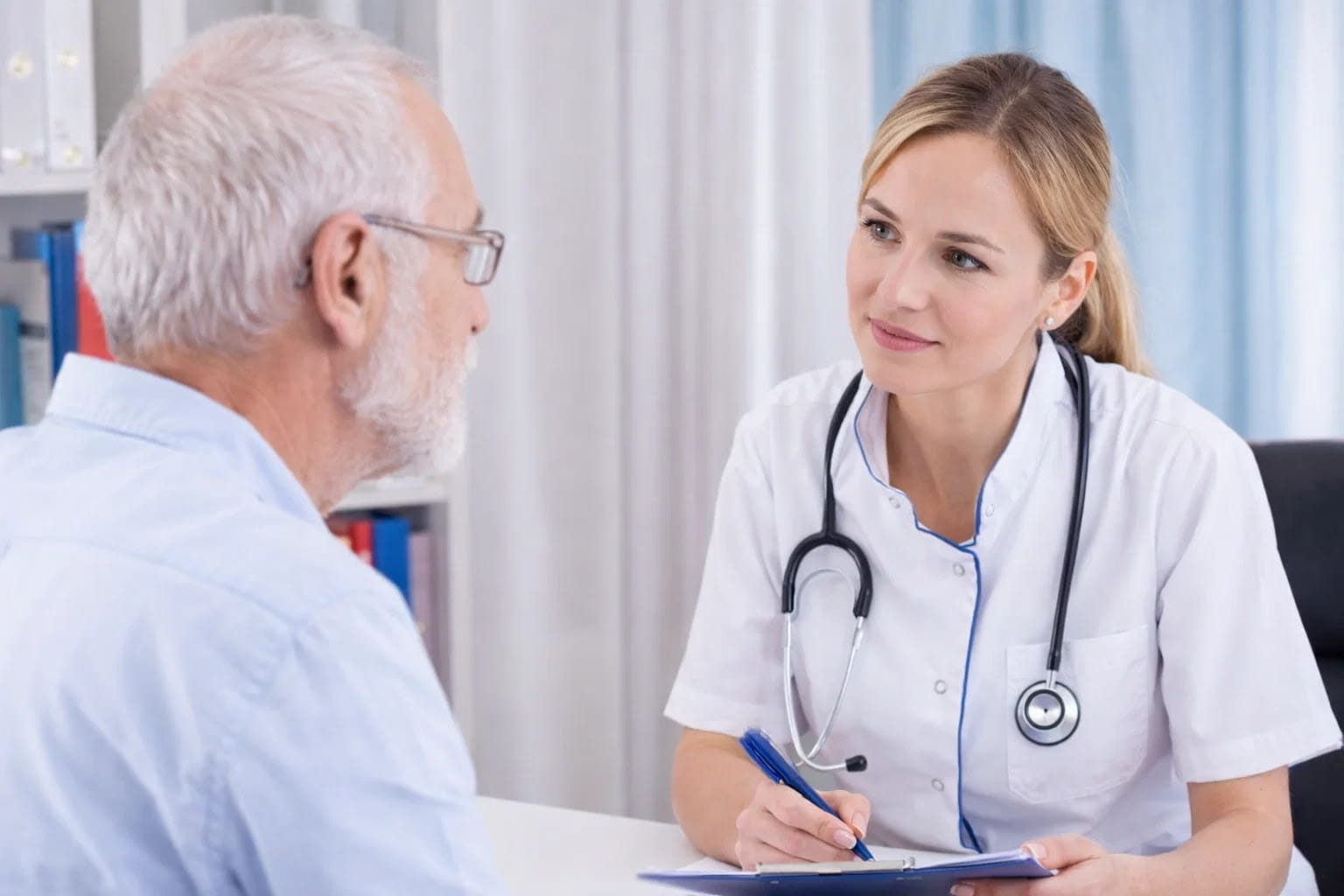 Консультация врача уролога для пожилых людей в современном медицинском центре.