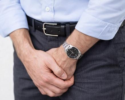 Мужчина прикрывает руками пах из-за боли при обострении простатита.