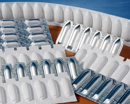 Ректальные свечи в различных упаковках на столе.